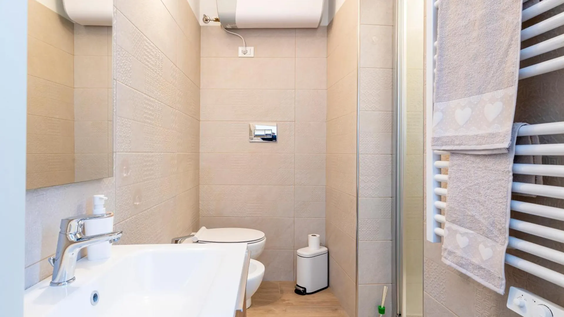 Modern Apartment Near Livorno Station! Italy
